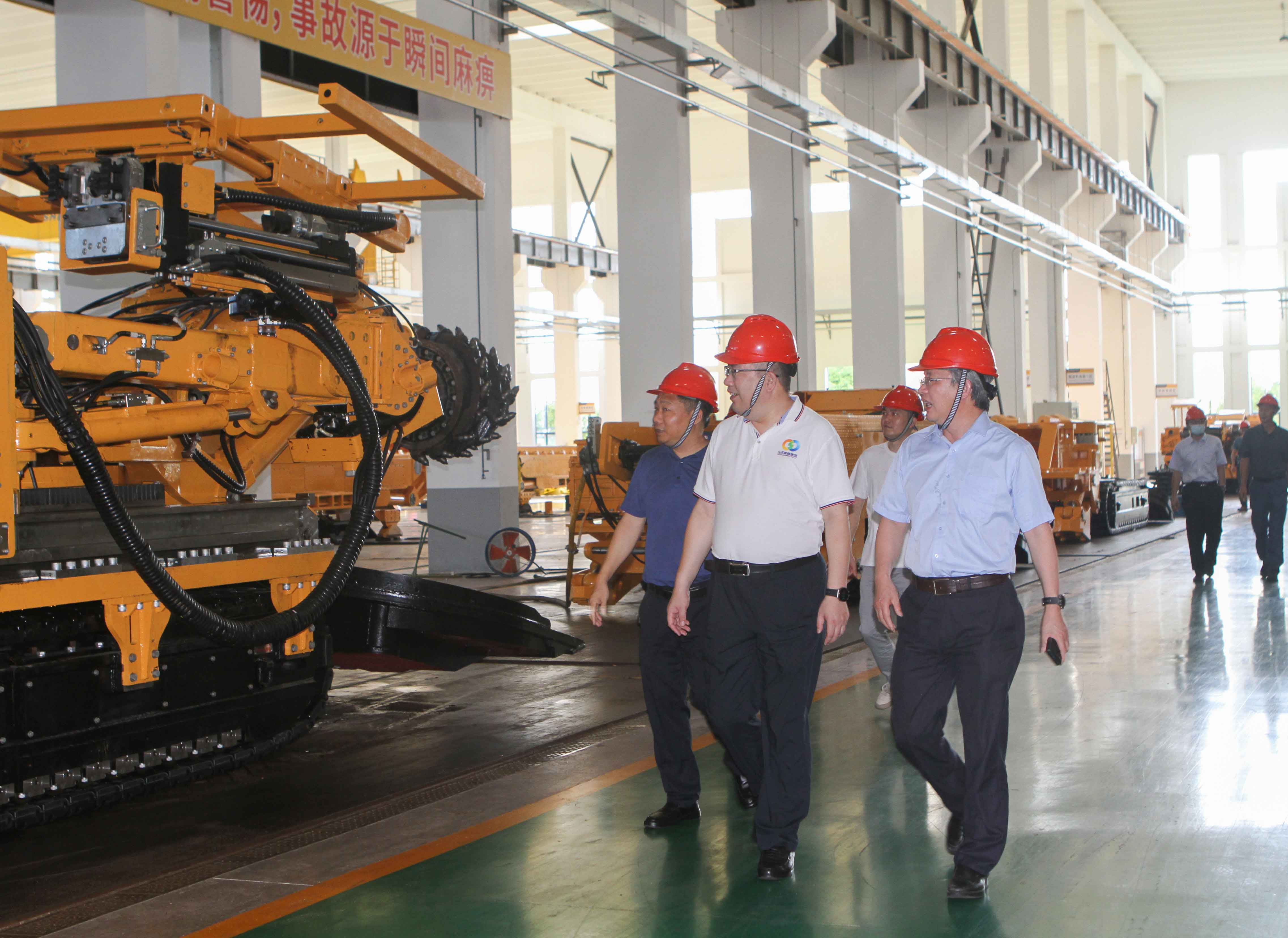 山能集團副總經(jīng)理劉小平一行來我公司考察指導(dǎo)(圖1)