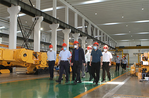 青浦區(qū)委書(shū)記徐建一行來(lái)我公司走訪考察(圖1)