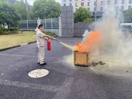 “人人講安全、個(gè)個(gè)會(huì)應(yīng)急”——上海創(chuàng)力集團(tuán)開展“安全月”消防演習(xí)活動(dòng)(圖3)